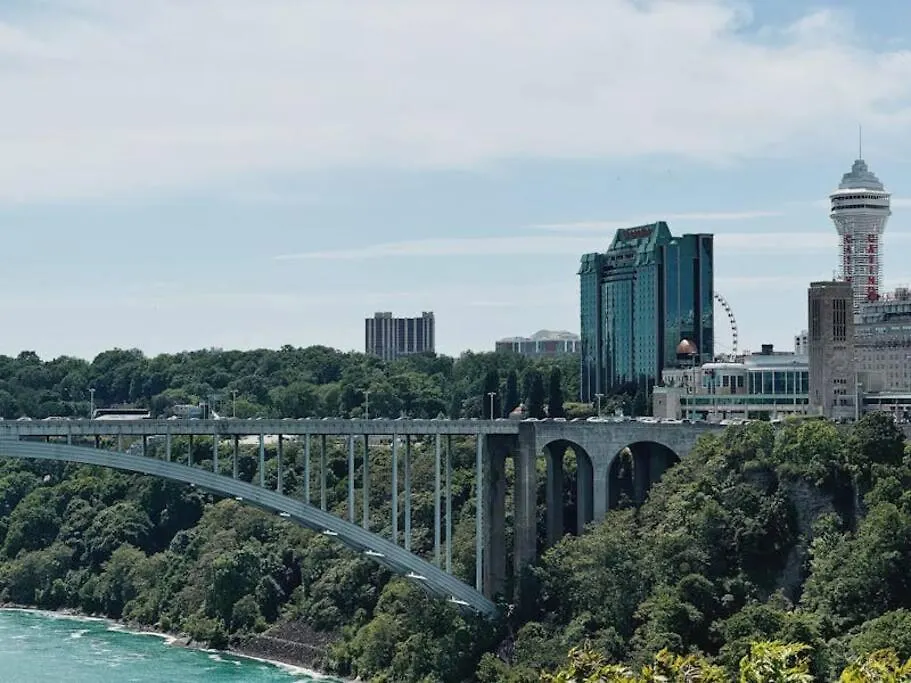 Luxury Stay Near Niagara Falls Apartment